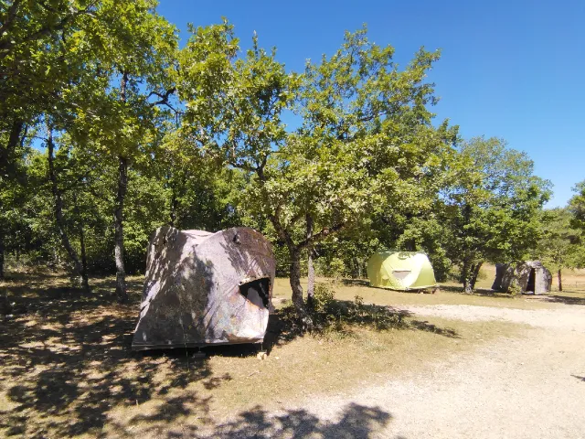 Tentes sous les chênes à la base de loisirs