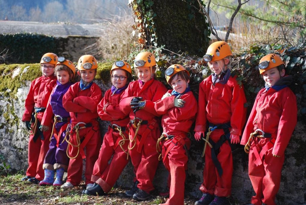 Groupe d'enfants pour une initiation à la spéléologie